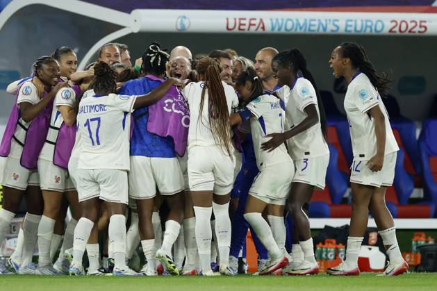 Jubel nach dem Tor zum 2:3, jubelnd, bejubelt, jubelt, jubeln, emotionen um die Torschützin Delphine Cascarino (Frankreich, 20), 13.07.2025, Fussball, UEFA Womens Euro, Niederlande - Frankreich, Schweiz, Basel, St. Jakob-Park. Copyright: HMBxMedia xHeikoxBecker