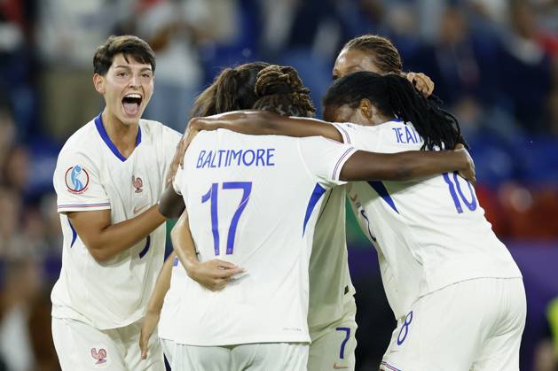 Jubel nach dem Tor zum 2:4, jubelnd, bejubelt, jubelt, jubeln, emotionen, um die Torschützin Delphine Cascarino (Frankreich, 20), 13.07.2025, Fussball, UEFA Womens Euro, Niederlande - Frankreich, Schweiz, Basel, St. Jakob-Park. Copyright: HMBxMedia xHeikoxBecker