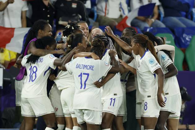 Jubel nach dem Tor zum 2:5, jubelnd, bejubelt, jubelt, jubeln, emotionen um die Torschützin Sakina Karchaoui (Frankreich, 7), 13.07.2025, Fussball, UEFA Womens Euro, Niederlande - Frankreich, Schweiz, Basel, St. Jakob-Park. Copyright: HMBxMedia xHeikoxBecker
