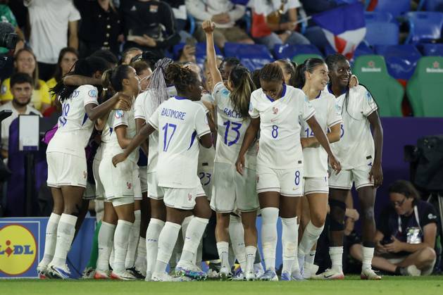 Jubel nach dem Tor zum 2:5, jubelnd, bejubelt, jubelt, jubeln, emotionen um die Torschützin Sakina Karchaoui (Frankreich, 7), 13.07.2025, Fussball, UEFA Womens Euro, Niederlande - Frankreich, Schweiz, Basel, St. Jakob-Park. Copyright: HMBxMedia xHeikoxBecker