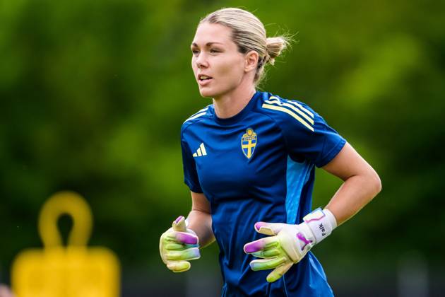 250716 Goalkeeper Jennifer Falk of the Swedish women s national football team at a training session during the UEFA Women s Euro 2025 Championship on July 16, 2025 in Cam. Photo: Ludvig Thunman BILDBYRAN kod LT LT0720 fotboll football soccer fotball fotbolls-em europamästerskap em uefa womens euro uefa womens european football championship womens euro 2025 dam kvinner women träning practice training sverige sweden day 15 bbeng Copyright: LUDVIGxTHUNMAN BB250716LT011