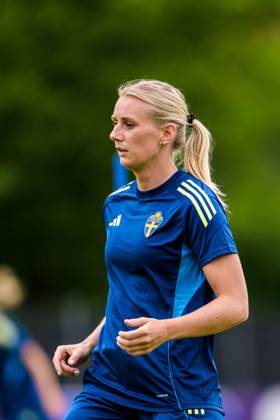 250716 Stina Blackstenius of the Swedish women s national football team at a training session during the UEFA Women s Euro 2025 Championship on July 16, 2025 in Cam. Photo: Ludvig Thunman BILDBYRAN kod LT LT0720 fotboll football soccer fotball fotbolls-em europamästerskap em uefa womens euro uefa womens european football championship womens euro 2025 dam kvinner women träning practice training sverige sweden day 15 bbeng Copyright: LUDVIGxTHUNMAN BB250716LT023