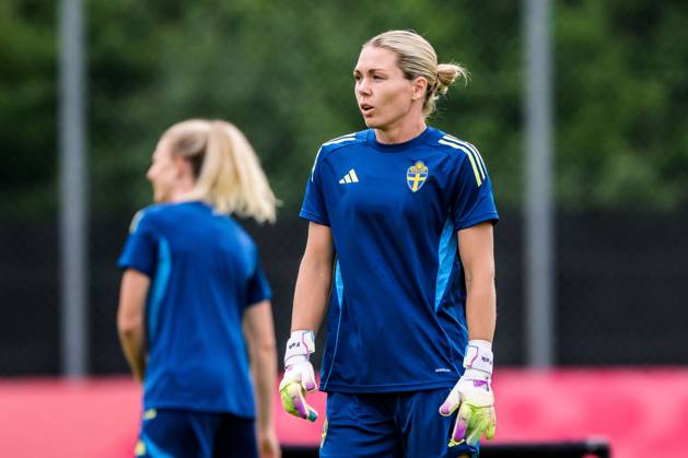 250716 Goalkeeper Jennifer Falk of the Swedish women s national football team at a training session during the UEFA Women s Euro 2025 Championship on July 16, 2025 in Cam. Photo: Ludvig Thunman BILDBYRAN kod LT LT0720 fotboll football soccer fotball fotbolls-em europamästerskap em uefa womens euro uefa womens european football championship womens euro 2025 dam kvinner women träning practice training sverige sweden day 15 bbeng Copyright: LUDVIGxTHUNMAN BB250716LT026