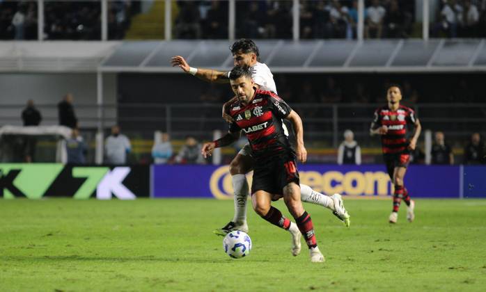 Match between Santos and Flamengo Santos (SP), 7 16 2025 - football Santos x Flamengo - by Arrascaeta, during the match between Santos x Flamengo, valid for the 14th round of the Brazilian Championship Series A, held at Vila Belmiro, this Wednesday (16). Sao Paulo Brasil Copyright: xMiguelxMourax