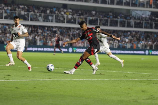 RECORD DATE NOT STATED Match between Santos and Flamengo Santos (SP), 7 16 2025 - Football Santos x Flamengo - Bruno Henrique, during the match between Santos x Flamengo, valid for the 14th round of the Brazilian Championship Series A, held at Vila Belmiro, this Wednesday (16). Sao Paulo Brasil Copyright: xMiguelxMourax