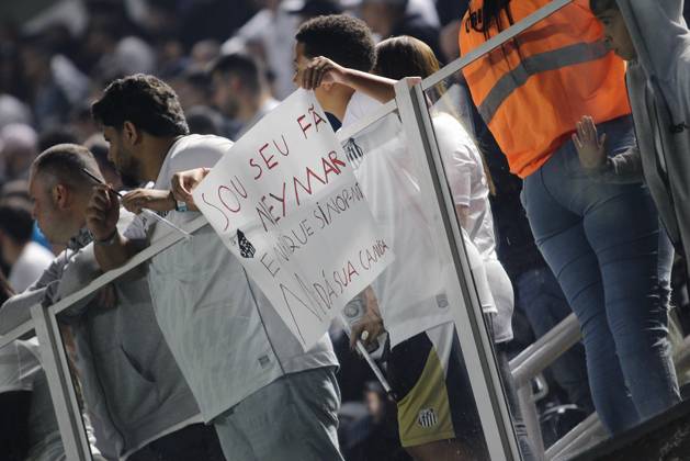 Match between Santos and Flamengo Santos (SP), 7 16 2025 - Football Santos x Flamengo - Santos fan, during the match between Santos x Flamengo, valid for the 14th round of the Brazilian Championship Series A, held at Vila Belmiro, this Wednesday (16). Sao Paulo Brasil Copyright: xMiguelxMourax