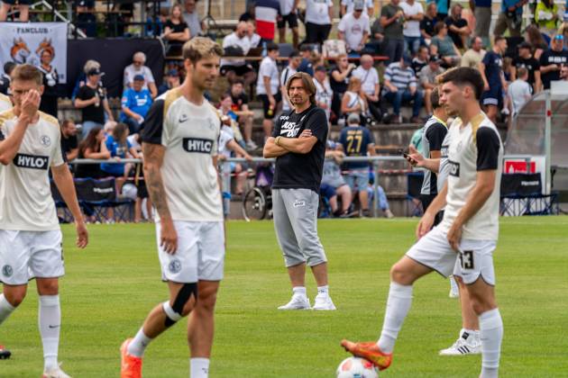 Vincent Wagner (SV Elversberg, Cheftrainer) beobachtet seine Mannschaft beim Aufwaermen, GER, TSG 1899 Hoffenheim vs. SV Elversberg, Fussball, Testspiel, Saison 2025 2026, 19.07.2025, GER, TSG 1899 Hoffenheim vs. SV Elversberg, Fussball, Testspiel, Saison 2025 2026, 19.07.2025 Zuzenhausen Copyright: xEibner-Pressefoto Jan-NiclasxGrox EP_JGG