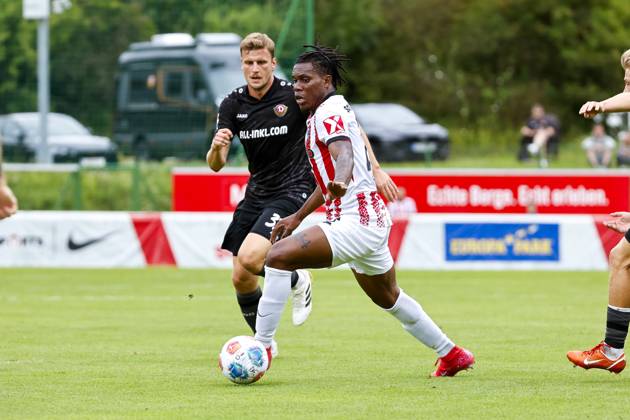 Christoph Daferner (SG Dynamo Dresden, 33) und Cyriaque Irie (SC Freiburg, 22) im Laufduell , Fussball, Testspiel, 2025 2026, SC Freiburg vs. SG Dynamo Dresden, 25.07.2025, Fussballplatz Schruns, Schruns, Österreich Schruns Fussballplatz Schruns Vorarlberg Österreich Copyright: xGrantxHubbsx