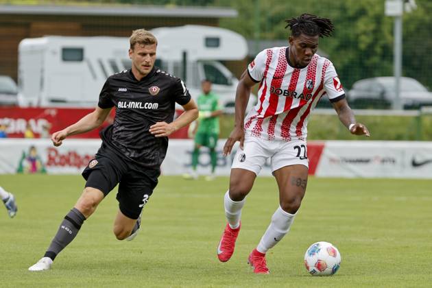 Christoph Daferner (SG Dynamo Dresden, 33) und Cyriaque Irie (SC Freiburg, 22) im Laufduell , Fussball, Testspiel, 2025 2026, SC Freiburg vs. SG Dynamo Dresden, 25.07.2025, Fussballplatz Schruns, Schruns, Österreich Schruns Fussballplatz Schruns Vorarlberg Österreich Copyright: xGrantxHubbsx