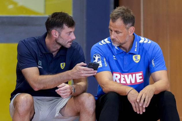 v.li.: Uwe Gensheimer (Sportlicher Leiter, RNL), Maik Machulla (Trainer, Cheftrainer, RNL), im Gespräch, Diskussion auf dem Spielfeld, Action, Aktion, Spielszene, 25.07.2025, Schwetzingen (Deutschland), Handball, Patrick-Lengler-Cup, HG Oftersheim Schwetzingen - Rhein-Neckar Löwen