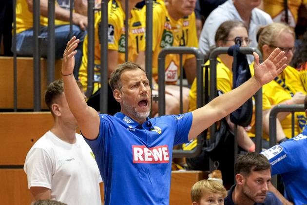 Maik Machulla (Trainer, Cheftrainer, RNL), gibt Anweisungen, gestikuliert, mit den Armen gestikulieren, Einzelbild, Einzelfoto, Aktion, Action, 25.07.2025, Schwetzingen (Deutschland), Handball, Patrick-Lengler-Cup, HG Oftersheim Schwetzingen - Rhein-Neckar Löwen