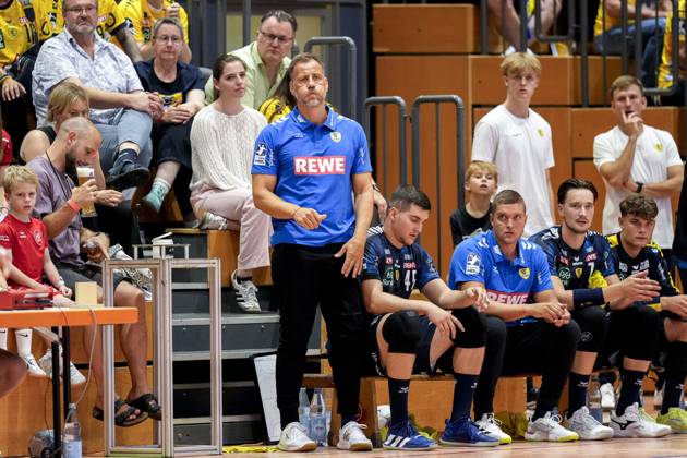 Maik Machulla (Trainer, Cheftrainer, RNL), am Spielfeldrand, an der Seitenauslinie, 25.07.2025, Schwetzingen (Deutschland), Handball, Patrick-Lengler-Cup, HG Oftersheim Schwetzingen - Rhein-Neckar Löwen