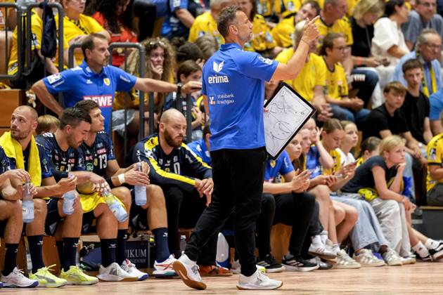 Maik Machulla (Trainer, Cheftrainer, RNL), gibt Anweisungen, gestikuliert, mit den Armen gestikulieren, am Spielfeldrand, an der Seitenauslinie, 25.07.2025, Schwetzingen (Deutschland), Handball, Patrick-Lengler-Cup, HG Oftersheim Schwetzingen - Rhein-Neckar Löwen