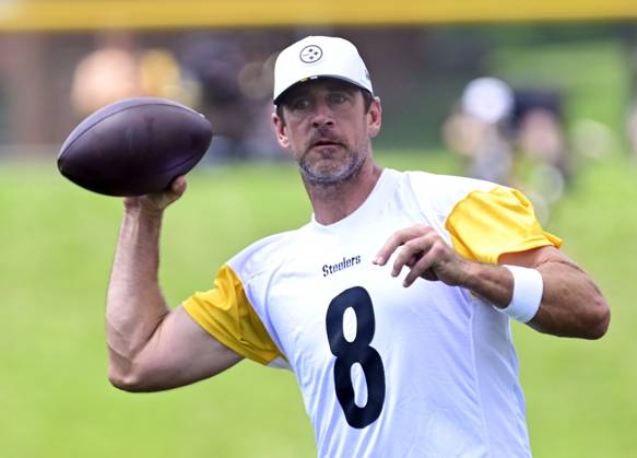 Pittsburgh Steelers quarterback Aaron Rogers (8) steps back to throw during practice at the Steelers training camp at Saint Vincents College in Latrobe, Pennsylvania on Saturday, July 26, 2025.  PIT2025072607 ARCHIExCARPENTER