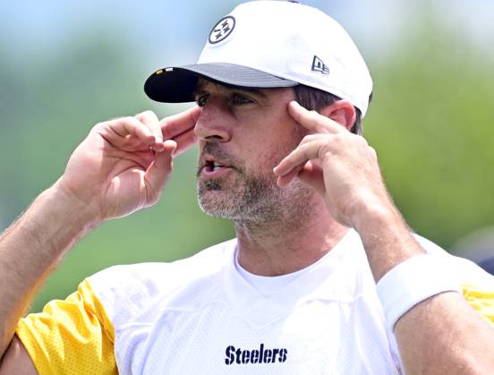 Pittsburgh Steelers quarterback Aaron Rogers (8) gestures during practice at the Steelers training camp at Saint Vincents College in Latrobe, Pennsylvania on Saturday, July 26, 2025.  PIT2025072604 ARCHIExCARPENTER