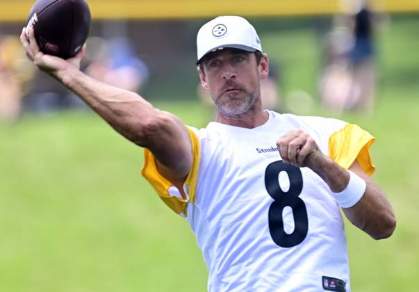Pittsburgh Steelers quarterback Aaron Rogers (8) steps back to throw during practice at the Steelers training camp at Saint Vincents College in Latrobe, Pennsylvania on Saturday, July 26, 2025.  PIT2025072608 ARCHIExCARPENTER