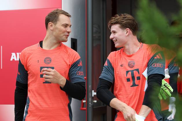 Manuel Neuer (FC Bayern Muenchen, 01) mit Jonas Urbig (FC Bayern Muenchen, 40), GER, Training, FC Bayern Muenchen, Fussball, Saison 2025 2026, 31.07.2025, GER, Training, FC Bayern Muenchen, Fussball, Saison 2025 2026, 31.07.2025 Muenchen Copyright: xEibner-Pressefoto JennixMaulx EP_JML