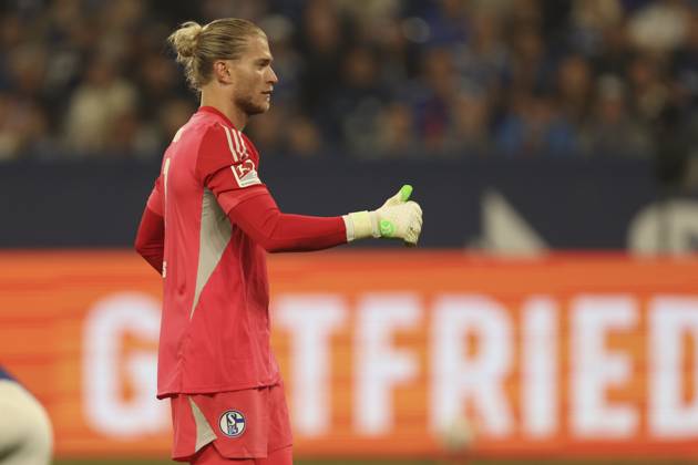 Torwart Loris Karius (FC Schalke 04) gestikuliert, Gestik waehrend des spiels der 2. Bundesliga zwischen FC Schalke 04 und Hertha BSC, Veltins-Arena am 01. August 2025 in Gelsenkirchen, Deutschland. (Foto von Oliver Kaelke DeFodi Images) +++ Torwart Loris Karius (FC Schalke 04) gestures during the 2. Bundesliga match between FC Schalke 04 and Hertha BSC at Veltins-Arena on August 1, 2025 in Gelsenkirchen, Germany. (Photo by Oliver Kaelke DeFodi Images) DFB DFL REGULATIONS PROHIBIT ANY USE OF PHOTOGRAPHS AS IMAGE SEQUENCES AND OR QUASI-VIDEO. (Photo by Oliver Kaelke DeFodi Images)