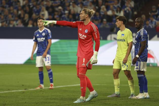 Torwart Loris Karius (FC Schalke 04) gestikuliert, Gestik waehrend des spiels der 2. Bundesliga zwischen FC Schalke 04 und Hertha BSC, Veltins-Arena am 01. August 2025 in Gelsenkirchen, Deutschland. (Foto von Oliver Kaelke DeFodi Images) +++ Torwart Loris Karius (FC Schalke 04) gestures during the 2. Bundesliga match between FC Schalke 04 and Hertha BSC at Veltins-Arena on August 1, 2025 in Gelsenkirchen, Germany. (Photo by Oliver Kaelke DeFodi Images) DFB DFL REGULATIONS PROHIBIT ANY USE OF PHOTOGRAPHS AS IMAGE SEQUENCES AND OR QUASI-VIDEO. (Photo by Oliver Kaelke DeFodi Images)