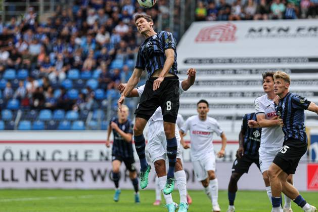 Maximilian Thalhammer (SV Waldhof Mannheim, 8) und Joshua Eze (SC Verl, 6) hinter ihm beim SV Waldhof Mannheim - SC Verl am 02.08.25 in Carl-Benz Stadion, Mannheim xamx Foto: Alfio Marino