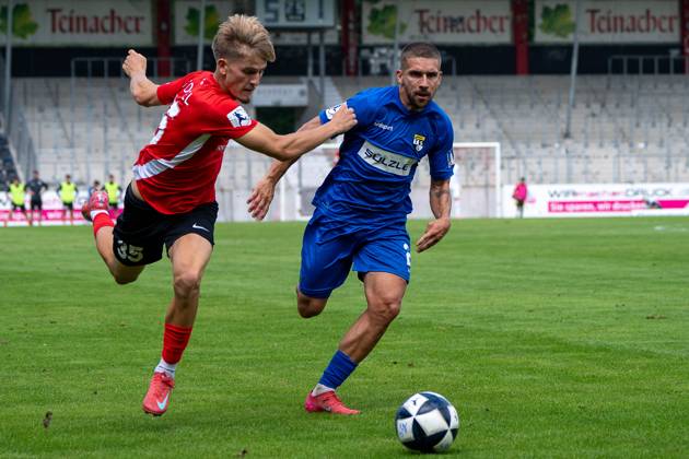 Lukas Stoppel (SG Sonnenhof Großaspach, 35) im Zweikampf mit Jonas Braendle (TSG Balingen, 27), SG Sonnenhof Großaspach vs. TSG Balingen, Fussball, Regionalliga Südwest, 1. Spieltag, Saison 2025 2026, 02.08.2025 SG Sonnenhof Großaspach vs. TSG Balingen, Fussball, Regionalliga Südwest, 1. Spieltag, Saison 2025 2026, 02.08.2025 Aspach Copyright: xEibner-Pressefoto PhilipxZieglerx EP_PZR