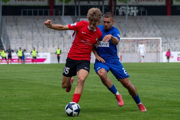 Lukas Stoppel (SG Sonnenhof Großaspach, 35) im Zweikampf mit Jonas Braendle (TSG Balingen, 27), SG Sonnenhof Großaspach vs. TSG Balingen, Fussball, Regionalliga Südwest, 1. Spieltag, Saison 2025 2026, 02.08.2025 SG Sonnenhof Großaspach vs. TSG Balingen, Fussball, Regionalliga Südwest, 1. Spieltag, Saison 2025 2026, 02.08.2025 Aspach Copyright: xEibner-Pressefoto PhilipxZieglerx EP_PZR