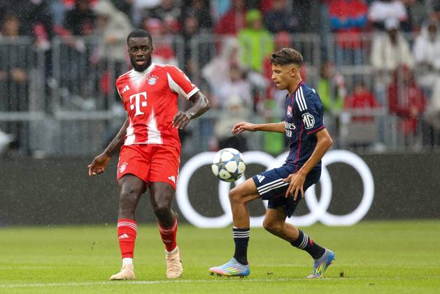 im Zweikampf, Aktion, mit Dayot Upamecano 2 (FC Bayern Muenchen) Khalis Merah 44 (Olympique Lyon), FC Bayern Muenchen vs. Olympique Lyon, Fussball, 1. Bundesliga, Testspiel, 02.08.2025 DFB regulations prohibit any use of photographs as image sequences and or quasi-video Muenchen Bayern Deutschland
