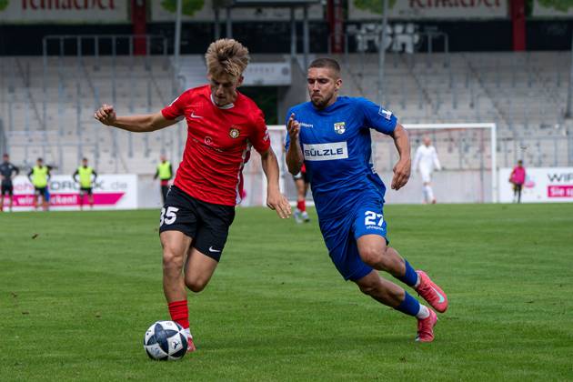 Lukas Stoppel (SG Sonnenhof Großaspach, 35) im Zweikampf mit Jonas Braendle (TSG Balingen, 27), SG Sonnenhof Großaspach vs. TSG Balingen, Fussball, Regionalliga Südwest, 1. Spieltag, Saison 2025 2026, 02.08.2025 SG Sonnenhof Großaspach vs. TSG Balingen, Fussball, Regionalliga Südwest, 1. Spieltag, Saison 2025 2026, 02.08.2025 Aspach Copyright: xEibner-Pressefoto PhilipxZieglerx EP_PZR