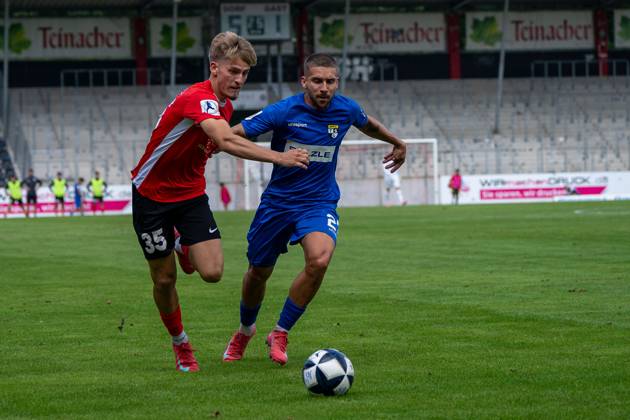 Lukas Stoppel (SG Sonnenhof Großaspach, 35) im Zweikampf mit Jonas Braendle (TSG Balingen, 27), SG Sonnenhof Großaspach vs. TSG Balingen, Fussball, Regionalliga Südwest, 1. Spieltag, Saison 2025 2026, 02.08.2025 SG Sonnenhof Großaspach vs. TSG Balingen, Fussball, Regionalliga Südwest, 1. Spieltag, Saison 2025 2026, 02.08.2025 Aspach Copyright: xEibner-Pressefoto PhilipxZieglerx EP_PZR