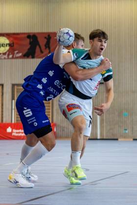 Elias NEWEL (FRISCH AUF! Goeppingen, 40) im Zweikampf gegen Till Wente (HBW Balingen-Weilstetten, 21) FRISCH AUF! Goeppingen (FAG) vs. HBW Balingen-Weilstetten (HBW), Handball, Maenner, S-Cup Altensteig 2025, Halbfinale, Spielzeit 2025 2026, 02.08.2025 FRISCH AUF! Goeppingen (FAG) vs. HBW Balingen-Weilstetten (HBW), Handball, Maenner, S-Cup Altensteig 2025, Halbfinale, Spielzeit 2025 2026, 02.08.2025 Altensteig Copyright: xEibnerxPressefoto OliverxSchmidtx EP_OST