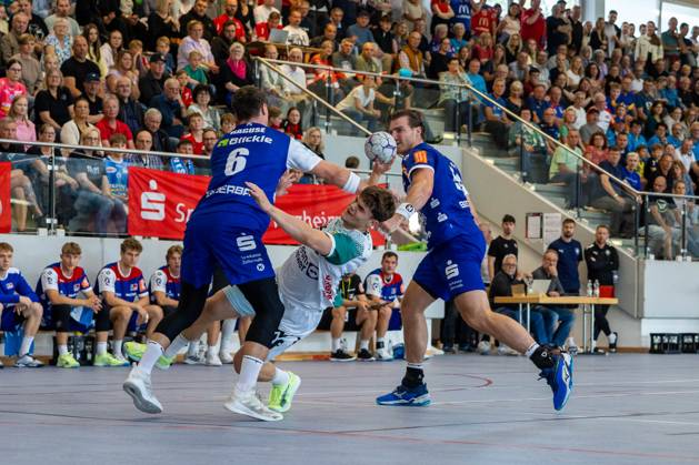 Elias NEWEL (FRISCH AUF! Goeppingen, 40) im Zweikampf gegen Mex Raguse (HBW Balingen-Weilstetten, 06) FRISCH AUF! Goeppingen (FAG) vs. HBW Balingen-Weilstetten (HBW), Handball, Maenner, S-Cup Altensteig 2025, Halbfinale, Spielzeit 2025 2026, 02.08.2025 FRISCH AUF! Goeppingen (FAG) vs. HBW Balingen-Weilstetten (HBW), Handball, Maenner, S-Cup Altensteig 2025, Halbfinale, Spielzeit 2025 2026, 02.08.2025 Altensteig Copyright: xEibnerxPressefoto OliverxSchmidtx EP_OST