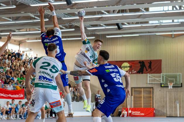 Oskar NEUDECK (FRISCH AUF! Goeppingen, 02) erzielt ein Tor, Aktion, Torwurf FRISCH AUF! Goeppingen (FAG) vs. HBW Balingen-Weilstetten (HBW), Handball, Maenner, S-Cup Altensteig 2025, Halbfinale, Spielzeit 2025 2026, 02.08.2025 FRISCH AUF! Goeppingen (FAG) vs. HBW Balingen-Weilstetten (HBW), Handball, Maenner, S-Cup Altensteig 2025, Halbfinale, Spielzeit 2025 2026, 02.08.2025 Altensteig Copyright: xEibnerxPressefoto OliverxSchmidtx EP_OST