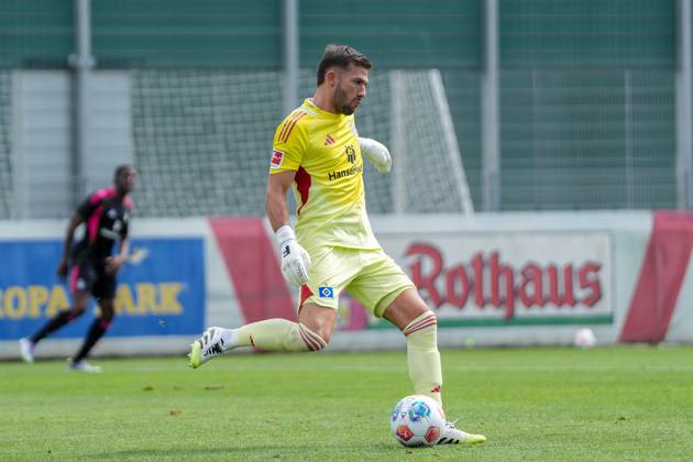 Daniel Heuer Fernandes (Hamburger SV, 01) am Ball Fussball, Testspiel, SC Freiburg vs. Hamburger SV, 02.08.2025, Europa-Park Stadion, Freiburg, Deutschland, Freiburg Europa-Park Stadion Baden-Wuerttemberg Deutschland Copyright: xArnexAmbergx