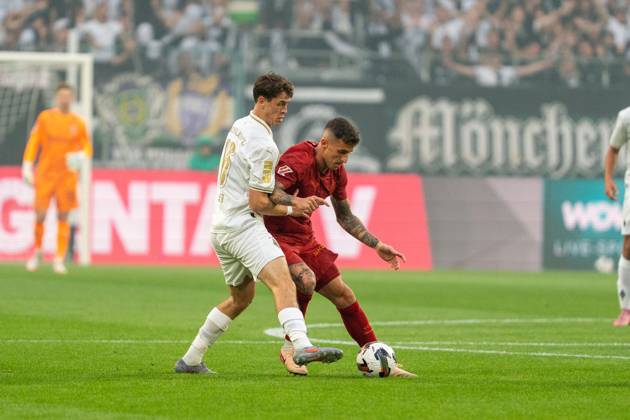 Philipp Sander (Borussia Moenchengladbach, 16) im Duell mit Dani Raba (Valencia CF, 19) VfL Borussia Moenchengladbach vs. FC Valencia, Fussball, Freundschaftsspiel, Jubilaeumsspiel 125 Jahre Borussia, Saison 2025 2026, 02.08.2025 VfL Borussia Moenchengladbach vs. FC Valencia, Fussball, Freundschaftsspiel, Jubilaeumsspiel 125 Jahre Borussia, Saison 2025 2026, 02.08.2025 Moenchengladbach Copyright: xEibner-Pressefoto J.xDerondeaux EP_JDU