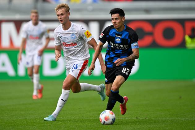 Paderborn, Home Deluxe Arena, 02.08.25, GER, Herren, 2.Bundesliga, Saison 2025-2026, SC Paderborn 07 - KSV Holstein Kiel Bild: v.li. im Zweikampf Kasper DAVIDSEN (Kiel) und Raphael OBERMAIR (Paderborn) DFL regulations prohibit any use of photographs as image sequences and or quasi-video. NRW Deutschland