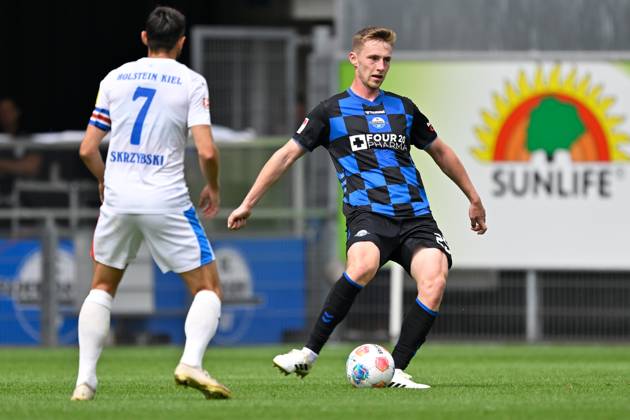 Paderborn, Home Deluxe Arena, 02.08.25, GER, Herren, 2.Bundesliga, Saison 2025-2026, SC Paderborn 07 - KSV Holstein Kiel Bild: v.li. im Zweikampf Steven SKRZYBSKI (Kiel) und Tjark SCHELLER (Paderborn) DFL regulations prohibit any use of photographs as image sequences and or quasi-video. NRW Deutschland