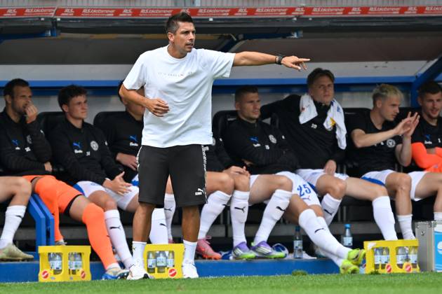 Paderborn, Home Deluxe Arena, 02.08.25, GER, Herren, 2.Bundesliga, Saison 2025-2026, SC Paderborn 07 - KSV Holstein Kiel Bild: Trainer Marcel RAPP (Kiel) DFL regulations prohibit any use of photographs as image sequences and or quasi-video. NRW Deutschland