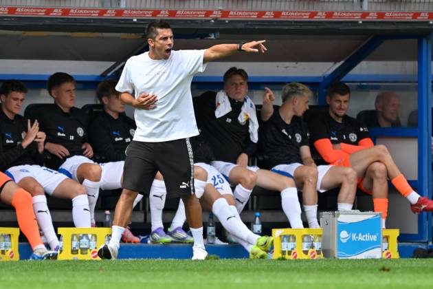 Paderborn, Home Deluxe Arena, 02.08.25, GER, Herren, 2.Bundesliga, Saison 2025-2026, SC Paderborn 07 - KSV Holstein Kiel Bild: Trainer Marcel RAPP (Kiel) DFL regulations prohibit any use of photographs as image sequences and or quasi-video. NRW Deutschland