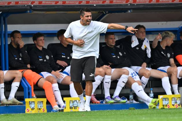 Paderborn, Home Deluxe Arena, 02.08.25, GER, Herren, 2.Bundesliga, Saison 2025-2026, SC Paderborn 07 - KSV Holstein Kiel Bild: Trainer Marcel RAPP (Kiel) DFL regulations prohibit any use of photographs as image sequences and or quasi-video. NRW Deutschland