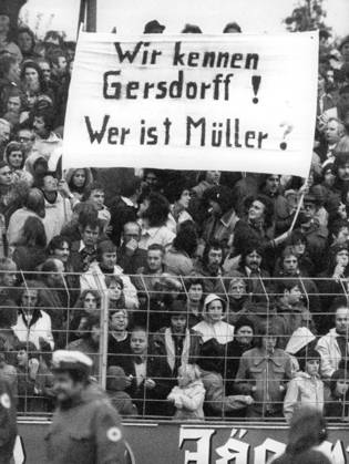 Fussballbundesliga Eintracht Braunschweig - Bayern Muenchen 3:1 (2:0) U.B.z. Zuschauer mit einem Transparent mit der Aufschrift: Wir kennen Gersdorff! Wer ist Mueller? . 05.10.1974 in Braunschweig (Stadion Hamburger Strasse) - Deutschland