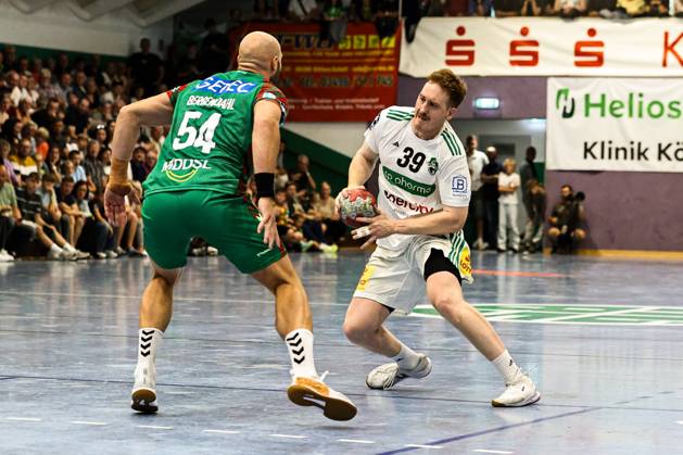 Lukas Stutzke (TSV Hannover-Burgdorf,39) gegen Oscar Bergendahl (SC Magdeburg,54) - 1. Handball Bundesliga Saison 2025-2026 Testspiel HG 85 Köthen vs. SC Magdeburg in der Heinz-Fricke-Sporthalle in Köthen - Aktion,Handball,Mann,Männer,Deutschland,02.08.2025