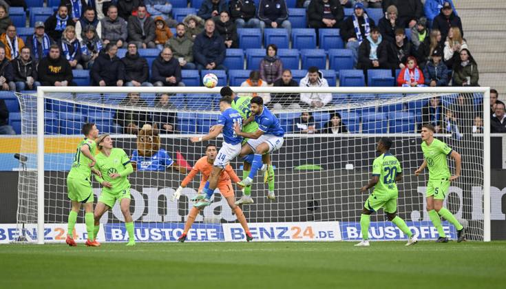 Strafraumszene, Torraumszene, Kopfballduell Zweikampf, Aktion, Christoph Baumgartner TSG 1899 Hoffenheim 14 Ozan Kabak TSG 1899 Hoffenheim 05, Felix Nmecha VfL Wolfsburg 22, Torwart Koen Casteels VfL Wolfsburg 1, PreZero Arena, Sinsheim, Baden-Württemberg, Deutschland, Europa