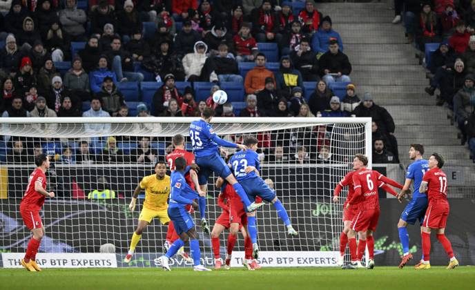 Strafraumszene, Torraumszene Kopfballduell Zweikampf Aktion Arthur Chaves TSG 1899 Hoffenheim 35 Adam Hlozek TSG 1899 Hoffenheim 23 Torwart Noah Atubolu SC Freiburg SCF 01 PreZero Arena, Sinsheim, Baden-Württemberg, Deutschland, Europa Penalty area scene, goal area scene Header duel Duel Action Arthur Chaves TSG 1899 Hoffenheim 35 Adam Hlozek TSG 1899 Hoffenheim 23 Goalkeeper Noah Atubolu SC Freiburg SCF 01 PreZero Arena, Sinsheim, Baden-Württemberg, Germany, Europe Copyright: imageBROKER MichaelxWeber iblimw11911307.jpg Bitte beachten Sie die gesetzlichen Bestimmungen des deutschen Urheberrechtes hinsichtlich der Namensnennung des Fotografen im direkten Umfeld der Veröffentlichung Strafraumszene, Torraumszene Kopfballduell Zweikampf Aktion Arthur Chaves TSG 1899 Hoffenheim (35) Adam Hlozek TSG 1899 imago images 0784172278