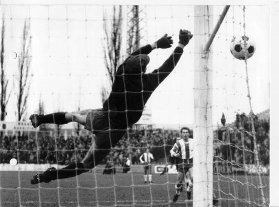 Fussballbundesliga Eintracht Braunschweig - Hertha BSC 1:1 (0:1) U.B.z. Torwart Hans Jaecker (Braunschweig) wehrt zur Ecke ab. 21.11.1964 in Braunschweig (Stadion Hamburger Strasse) - Deutschland