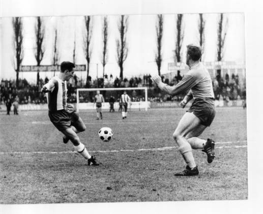 Fussballbundesliga Eintracht Braunschweig - Hertha BSC 1:1 (1:1) U.B.z. Altendorff (links Hertha). 30.03.1964 in Braunschweig (Stadion Hamburger Strasse) - Deutschland