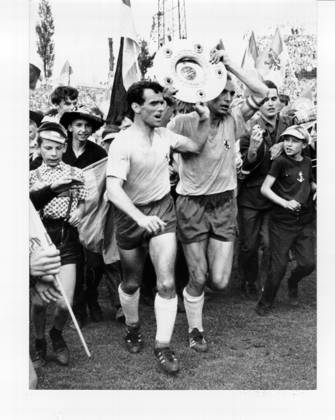 Fussballbundesliga Eintracht Braunschweig - 1. FC Nuernberg 4:1 (2:0) Braunschweig ist Deutscher Fussballmeister! U.B.z. Walter Schmidt (links) und Joachim Baese bei der Ehrenrunde. 03.06.1967 in Braunschweig (Stadion Hamburger Strasse) - Deutschland