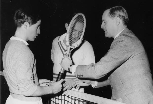 Tennis Deutschland U.B.z. Gottfried von Cramm (rechts) und Lehrgangsleiter Hans-Juergen Pohmann (Mitte) im Gespraech mit dem Marburger Dieter Ecklebe 1957 !ACHTUNG AUFNAHMEDATUM GESCHÄTZT!