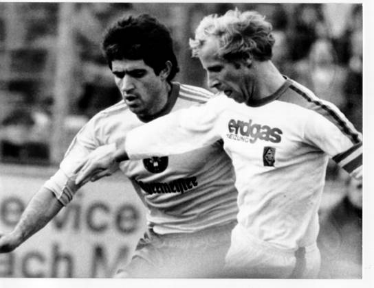 Fussballbundesliga Eintracht Braunschweig - Borussia Moenchengladbach 1:1 (0:0) U.B.z. Zweikampf zwischen Danilo Popivoda (links Braunschweig) und Berti Vogts. 23.10.1976 in Braunschweig (Stadion Hamburger Strafle) - Deutschland