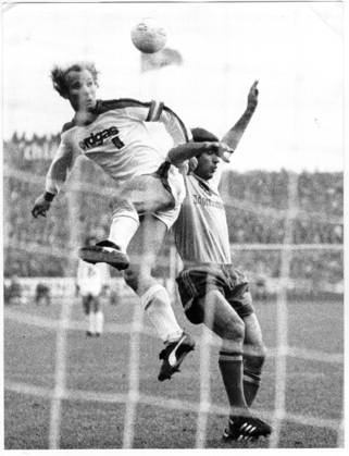 Fussballbundesliga Eintracht Braunschweig - Borussia Moenchengladbach 1:1 (0:0) U.B.z. Zweikampf zwischen Danilo Popivoda (rechts Braunschweig und Berti Vogts. 23.10.1976 in Braunschweig (Stadion Hamburger Strasse) - Deutschland