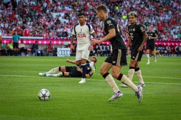 Josip Stanisic 44 (FC Bayern Muenchen) mit einer Hereingabe, Luis Diaz 14 (FC Bayern Muenchen) schaut zu, FC Bayern Muenchen vs. Tottenham Hotspur, DFL, Premier League, Bundesliga, Saison 2025 2026, Vorbereitungsspiel, 07.08.2025 DFB regulations prohibit any use of photographs as image sequences and or quasi-video Muenchen Bayern Deutschland